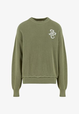 Zöld kötött pulóver bordázott textúrával, kerek nyakkal és fodros aljjal, fehér logóval a bal mellkasi részen.