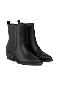 Bottines en cuir noir avec orteils pointus, détails côtelés verticaux, pattes d'enfilage et talons blocs bas, présentant une texture lisse et un éclat subtil.