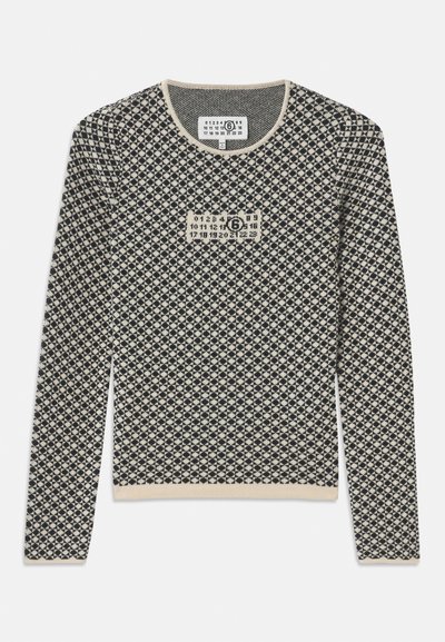 Garais piedurkņu svīteris melnā un krēmkrāsā ar dimanta rakstu. Satur kvadrātu ar skaitļiem. Ribota apkakle un piedurknes.