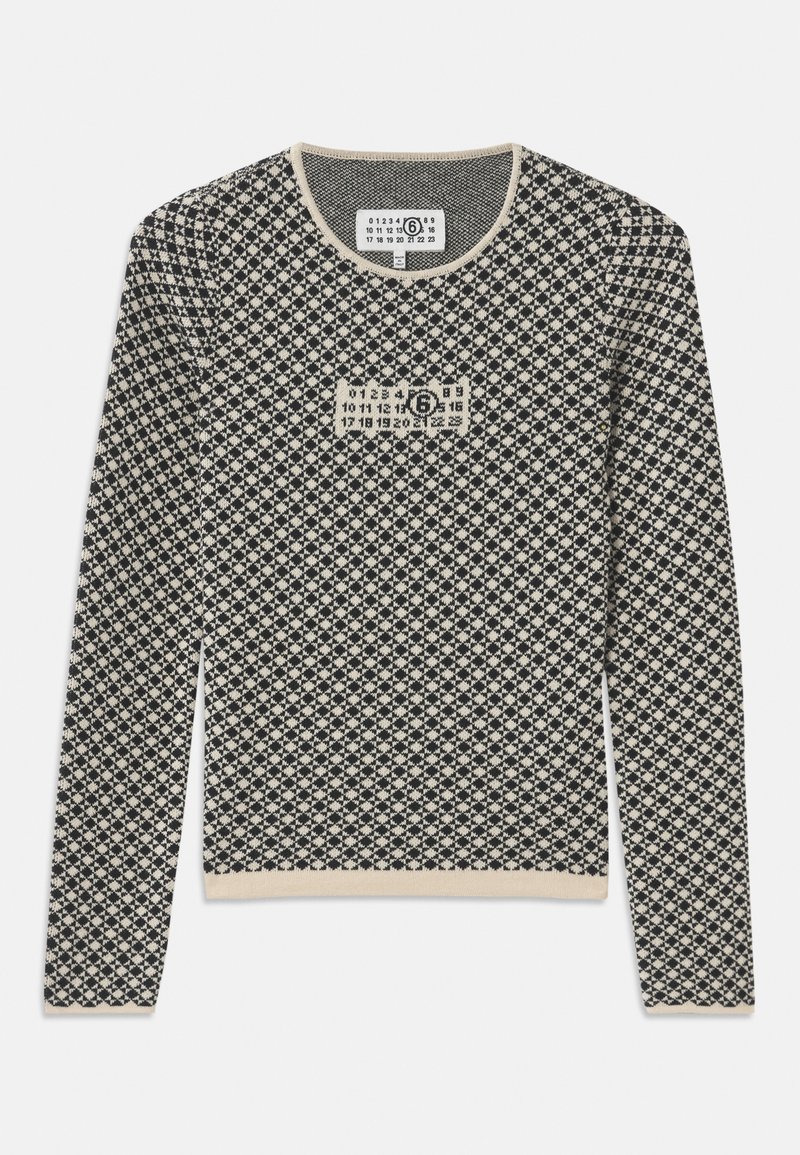 Langarm sweater in zwart en crème met een diamantpatroon. Bevat een vierkante patch met cijfers. Ribgebreide halslijn en manchetten.