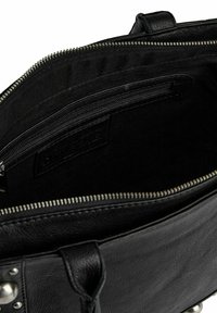 Borsa in pelle nera con chiusura a zip, diversi scomparti interni e dettagli in metallo argentato. Texture morbida e design minimalista.