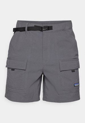Graue Cargo-Shorts mit weitem Bund, verstellbarem schwarzen Gürtel, zwei Seitentaschen und markanter Nahtführung. Verfügt über ein kleines Logo-Patch.