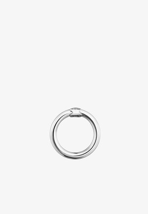 Anello in argento con una forma circolare liscia e un piccolo dettaglio decorativo nella parte superiore, caratterizzato da una finitura metallica lucida.
