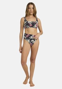 Zwart bloemen bikini met een vierkante halslijn, voorzien van grote roze en witte tropische patronen. Hooggewaisted, aansluitend ontwerp met brede banden.