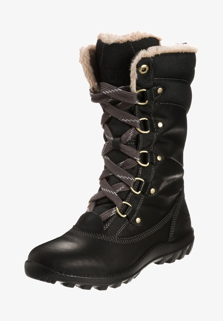 Bota negra con cordones que presenta una parte superior de cuero y tela, forro de piel sintética, suela resistente y ojales dorados para los cordones.