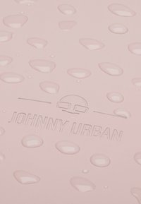 Rózsaszín, textúrált felület vízcseppekkel, az alján dombornyomott "JOHNNY URBAN" logóval, egyszerű, minimalista dizájnnal.