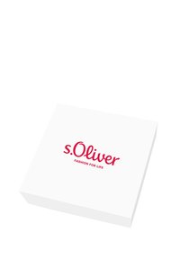 Scatola quadrata bianca con superficie liscia, caratterizzata da un logo stampato in rosso "s.Oliver" e dal motto "FASHION FOR LIFE" centrato in alto.