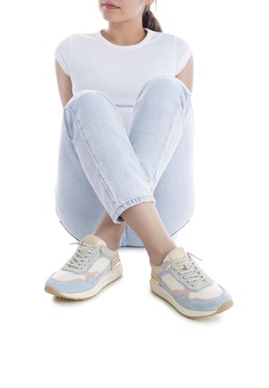 Zapatillas azul claro y beige con parte superior de malla, diseño con cordones y suela texturizada. Detalles en metal dorado.