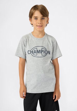 Grå bomulls t-skjorte med et stort marineblått «CHAMPION»-logo over brystet, med klassisk rund hals og korte ermer.