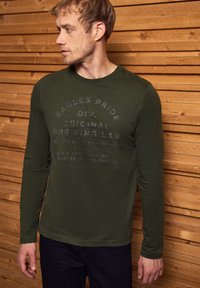 Koszula z długim rękawem w ciemnozielonym kolorze z bawełny z nadrukiem tekstowym "Eagles Pride Div. Original Brewing Lab" oraz okrągłym dekoltem.