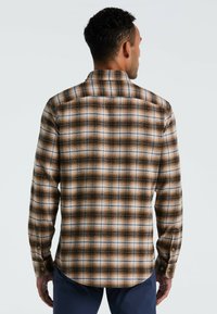 Bruin en crème geruite flanellen shirt met blauwe accenten, knoopsluiting, lange mouwen en een rechte zoom. Gestructureerde stof met een ontspannen pasvorm.