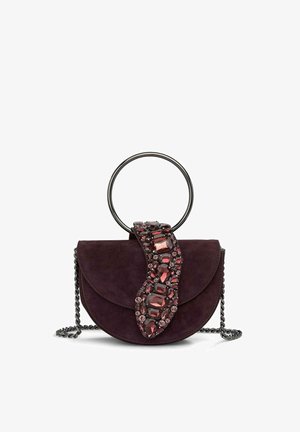 Bolso de hombro de terciopelo púrpura con un asa metálica redonda, adornado con una correa decorativa de gema roja y detalles de cadena.