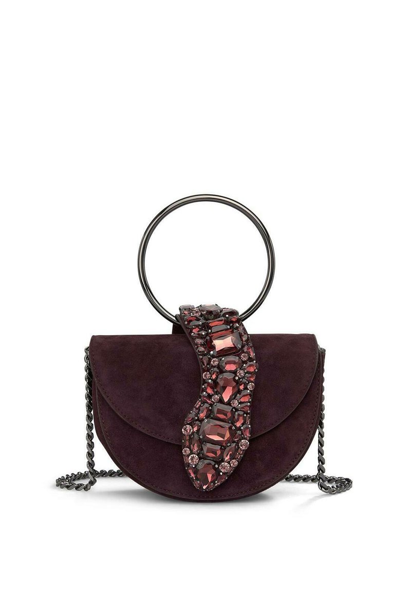 Borsa a tracolla in velluto viola con manico metallico rotondo, decorata con una catenina e una tracolla con gemma rossa.