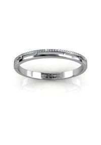 Bracciale d'argento con un design elegante, caratterizzato da una fila di cristalli trasparenti lungo il bordo superiore e una finitura liscia e lucida.
