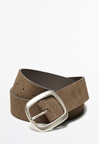 Bruine suede riem met een vierkante zilveren gesp, met een gladde textuur en meerdere gaatjes voor verstelbare maten.