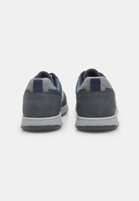 Plave tenisice s gornjim dijelom od teksturirane kože, sivi nubuk akcenti, podstavljeni ovratnik i dvoslojni gumeni potplat.