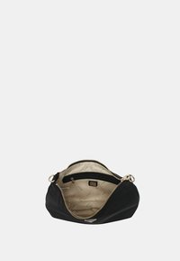 Borsa in nylon nero con chiusura a zip dorata; interno spazioso con una fodera in tessuto chiaro con un motivo a logo ripetuto e una tasca interna con zip.