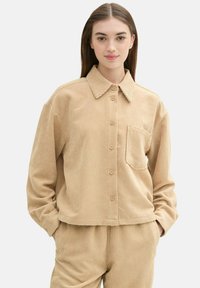 TOM TAILOR DENIM MIT AUFGESETZTER BRUSTTASCHE - Košilová halenka  - caramel beige