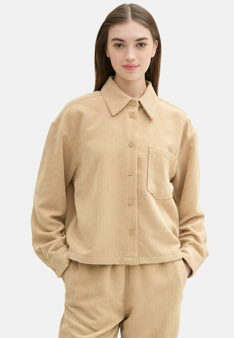 TOM TAILOR DENIM MIT AUFGESETZTER BRUSTTASCHE - Košilová halenka - caramel beige