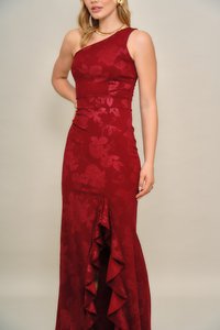Rode avondjurk met bloemmotief, een schouder ontwerp, een nauwsluitend lijfje en een gerimpelde split langs de zoom van de rok.