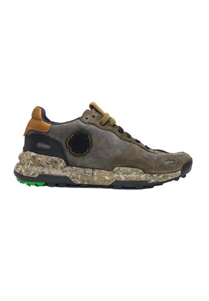 Sneaker low-top con tomaia mista in suede marrone e tessuto, suola beige marmorizzata, patch con logo nero e lacci gialli e neri.