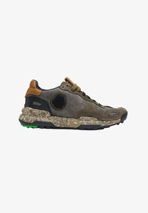Low-Top Sneaker mit gemischtem braunem Velours- und Stoffobermaterial, marmorierter beiger Sohle, schwarzem Logo-Patch und gelben sowie schwarzen Schnürsenkeln.