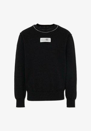 Czarna bluza z długim rękawem, ściągaczami na mankietach i dole, z białą naszywką z liczbami na przodzie. Gładka faktura.