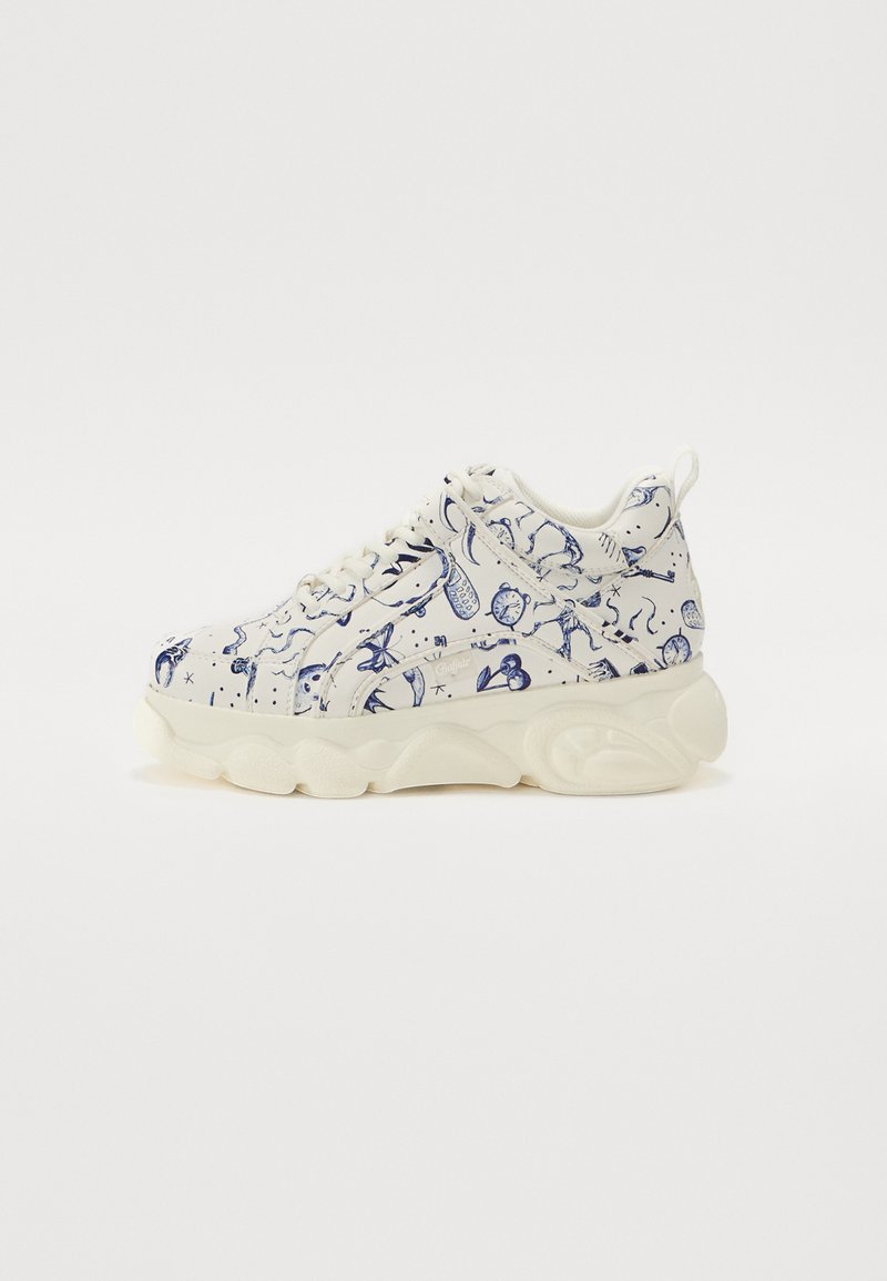 Fehér sneaker kék grafikai mintázattal, párnázott nyakkal, fűzős elejével és vastag, struktúrált talppal a jobb tapadás érdekében.