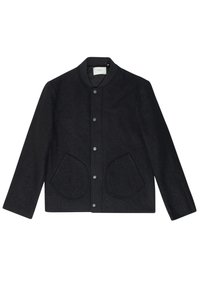 Czarna wełniana kurtka z okrągłym kołnierzem, zatrzaskami, dwiema dużymi, zaokrąglonymi kieszeniami oraz teksturowaną powierzchnią. Prosty krój z długimi rękawami.