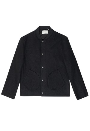 Giacca nera in lana con colletto tondo, bottoni a pressione, due grandi tasche arrotondate e superficie testurizzata. Design semplice con maniche lunghe.