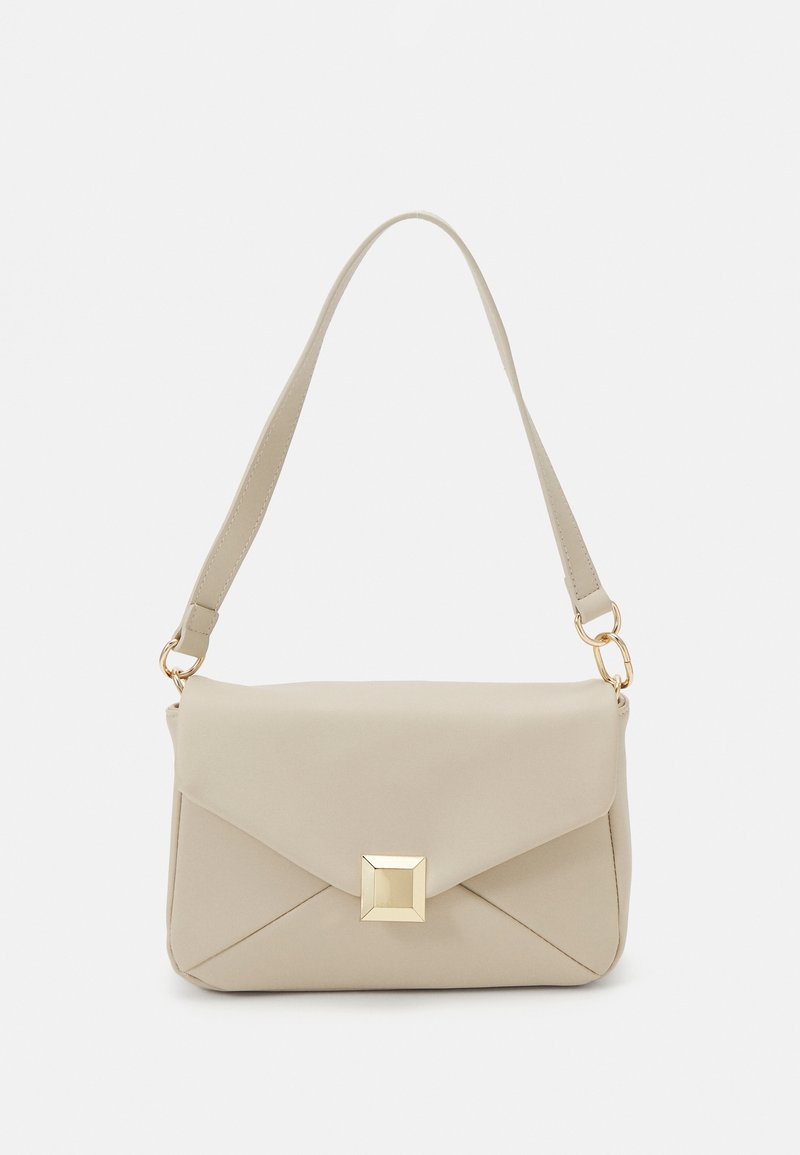Sac à bandoulière rectangulaire beige avec fermeture à rabat et boucle décorative carrée dorée sur fond uni.