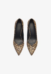 Décolleté con punta a punta in stampa animale, con un motivo leopardato beige e marrone materico, un interno nero e un design a vamp basso.