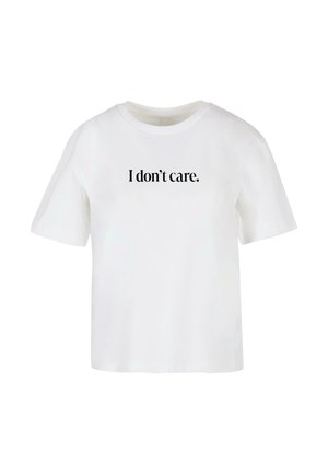 Hvit bomull T-skjorte med korte ermer, med svart trykt tekst "I don't care." i sentrum. Myk tekstur, avslappet passform.