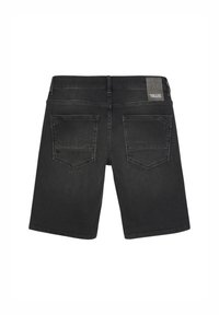 Zwarte denim shorts met een rechte snit. Voorzien van twee achterzakken, een zichtbaar logo label op de taille en een subtiele vervaagde textuur.