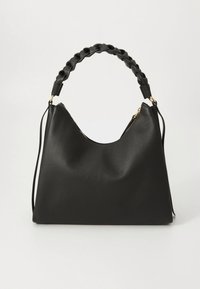 Schwarze Leder-Schultertasche mit strukturierter Oberfläche, geschwungener Form und geflochtenem Griff. Verfügt über goldfarbene Beschläge und einen Reißverschluss.