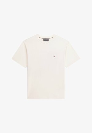 T-shirt bianca semplice a maniche corte con scollo rotondo e piccolo logo bandiera Tommy Hilfiger sul petto a sinistra.