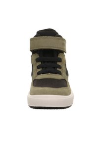 Vysoké tenisky s olivově zeleným semišem a černým textilním svrškem, černými tkaničkami, nastavitelným páskem a bílou gumovou podrážkou s texturovanými akcenty.