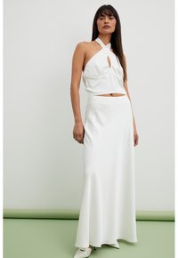 MIT MITTELHOHER TAILLE - Maxi skirt - offwhite