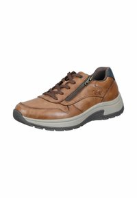 Bruna lädersneakers med en texturerad yta, utrustade med en sidodragkedja, bruna snören och en vadderad grå sula. Enkelt design och funktionella detaljer.