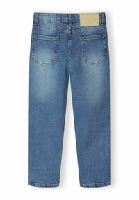 Jeans en denim bleu clair avec une finition délavée, deux poches arrière et une étiquette rectangulaire à la taille. Design à jambe droite et ourlets nets.