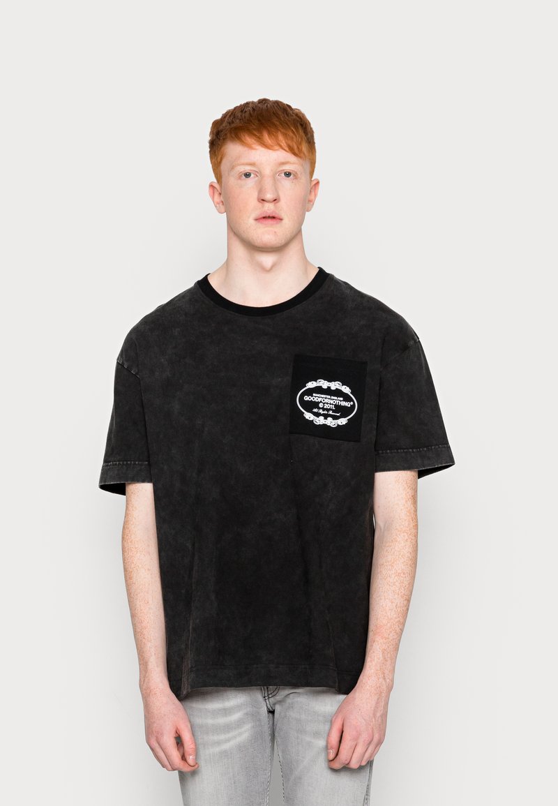 Herren T-Shirts basic | Good For Nothing ACID BRANDED POCKET T-Shirt print grey/grau - NN10774 Herren T-Shirts basic | Good For Nothing ACID BRANDED POCKET T-Shirt print grey/grau - NN10774
