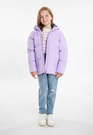 Lila pufferjack met capuchon en ritssluiting, gecombineerd met een gestreept shirt en distressed denim, gedragen met witte sneakers.
