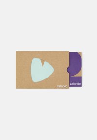 Zalando-Geschenkkarten in einem braunen Kartonhalter mit einem ausgeschnittenen Dreieck, das eine mintgrüne Karte und eine lila Karte dahinter zeigt.
