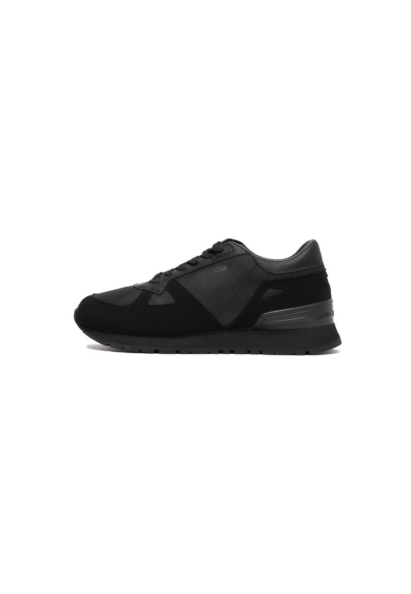 Zapatillas deportivas negras con parte superior texturizada que combina materiales de malla y ante, diseño de cordones y una suela de goma en contraste.