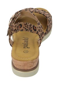 Sandalo con stampa leopardata, dotato di tre larghe cinghie, piattaforma in sughero e soletta beige. Presenta una soletta imbottita per il comfort e una fibbia regolabile.