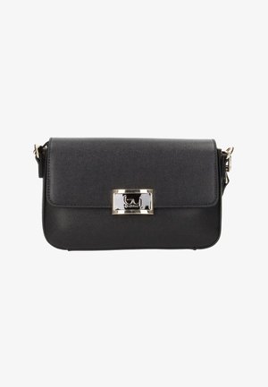 Schwarze, genarbte Lederumhängetasche mit rechteckigem Verschluss in Goldoptik und verstellbarem Riemen vor weißem Hintergrund.