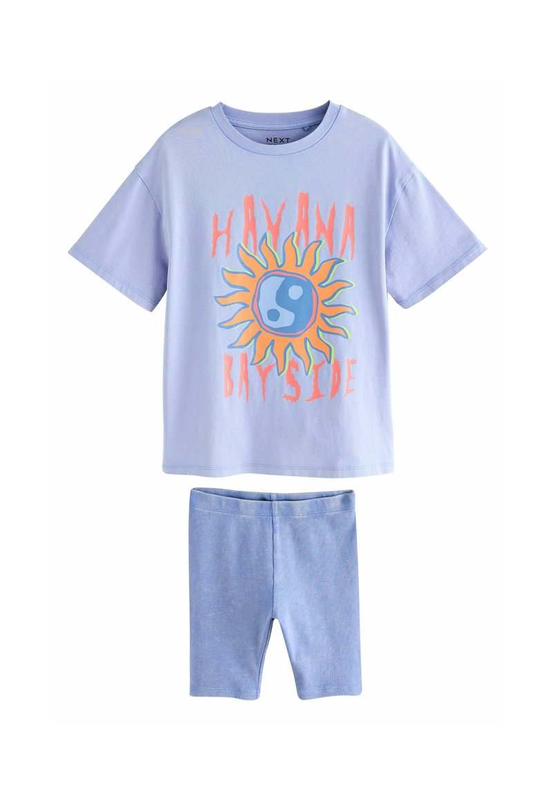 Lyseblå T-shirt med kort ærme, med sol- og yin-yang grafik; parret med lyseblå stribede shorts. Bomuldsmateriale, afslappet design.