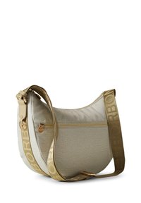 Sac hobo en matériau gris clair texturé, mettant en avant une fermeture éclair dorée et une large bandoulière avec le logo en relief. Forme courbée et finition lisse.