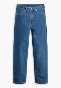 Jeans rectos azules con diseño de cinco bolsillos, cierre de botón y costuras blancas visibles sobre un fondo blanco.
