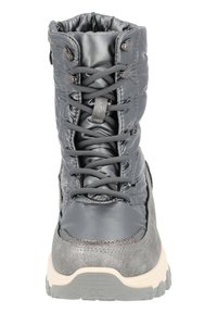 Stivale impermeabile grigio con isolamento, alti imbottiti, materiale sintetico texturizzato, chiusura con lacci e suola chunk grigia.
